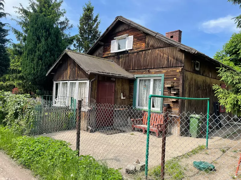 85-letni dom przed remontem. Marcin zrezygnował z mieszkania w łódzkiej kamienicy, żeby go kupić.