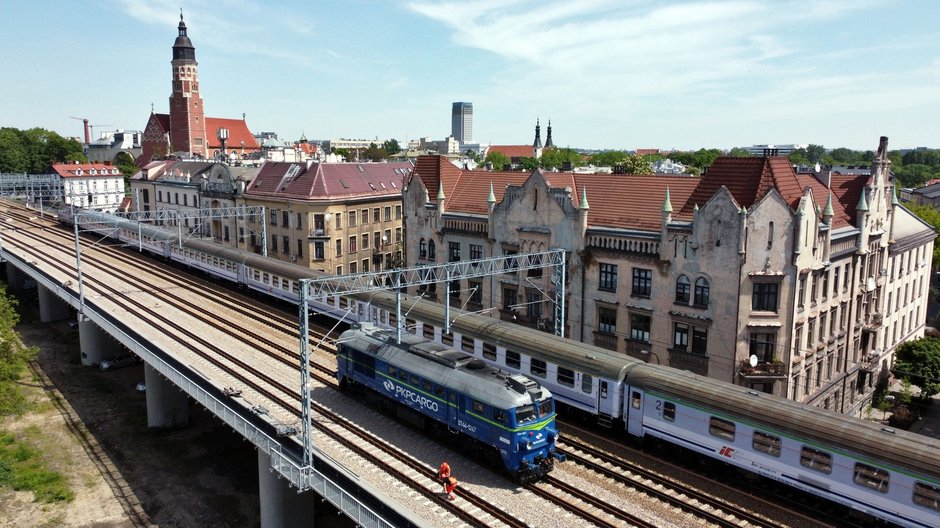 Nasyp kolejowy dzielący Kraków zastąpiły estakady, na których pojawiły się dwa dodatkowe tory