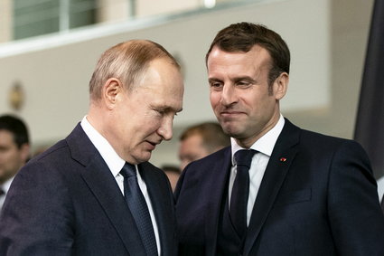 Macron tłumaczy się z częstych rozmów z Putinem. Nie chce go izolować