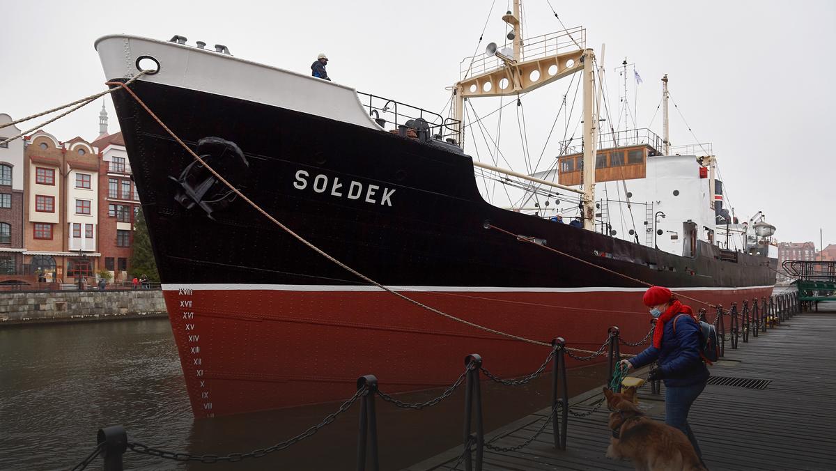 Po remoncie na nabrzeże wyspy Ołowianki w Gdańsku powrócił w sobotę statek-muzeum "Sołdek"