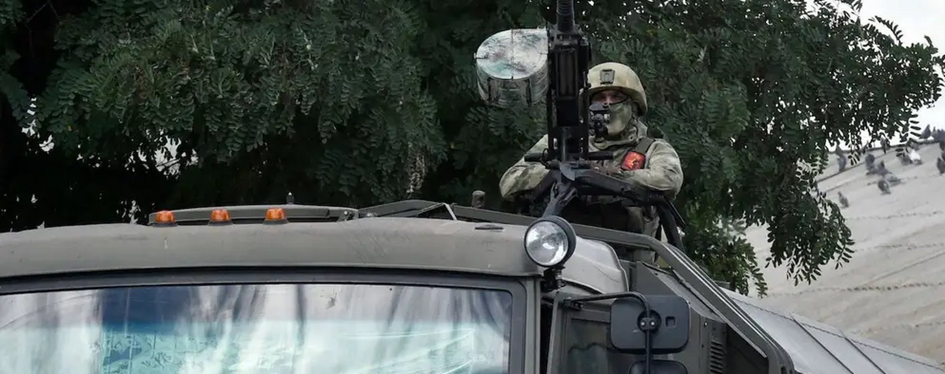 Rosyjski żołnierz na pojeździe oznaczonym literą "Z"