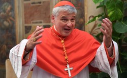 Kardynał Krajewski: Otwórzcie plebanie dla uchodźców. Środki są