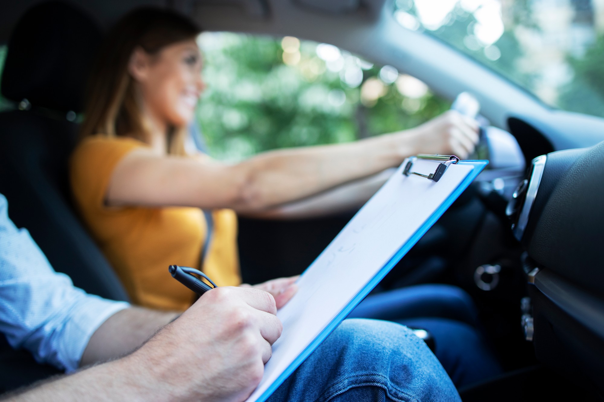 Uchádzač o vodičský preukaz predloží autoškole vysvedčenie zo základnej školy spolu so žiadosťou o kurz. 