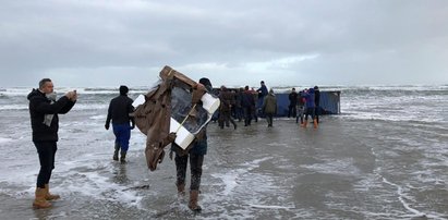 Morze wyrzuciło na brzeg dziesiątki kontenerów. A w środku...