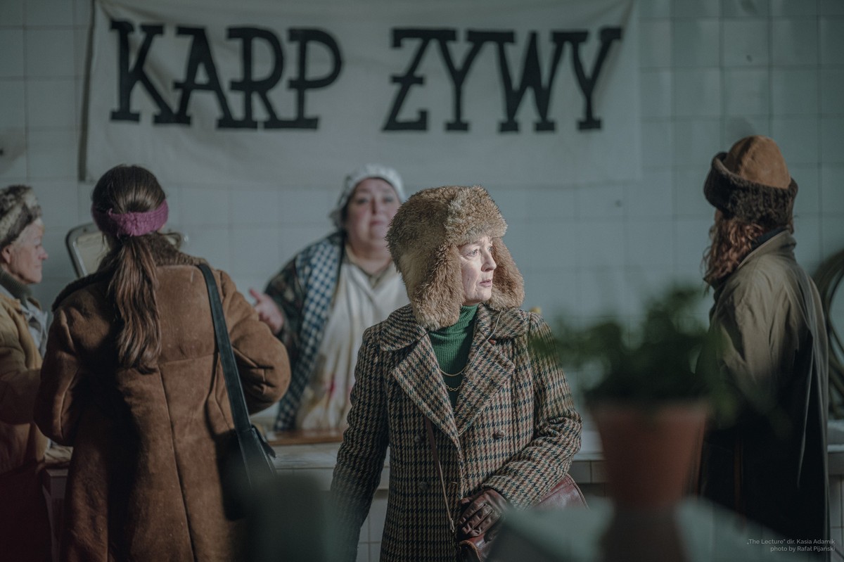 Lesley Manville w filmie "Zima pod znakiem Wrony"