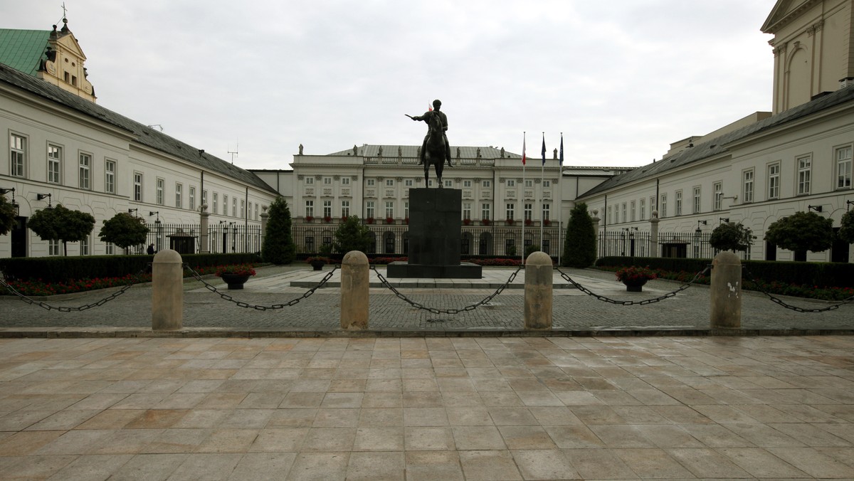 Krzyż ustawiony przed Pałacem Prezydenckim został przeniesiony do pałacowej kaplicy. Przeciwnicy tej decyzji zapowiadają pikietowanie pałacu do czasu postawienia tam pomnika. Kaplica to godne miejsce - uważa kanclerz warszawskiej kurii, jednak opinie w tej sprawie są podzielone.