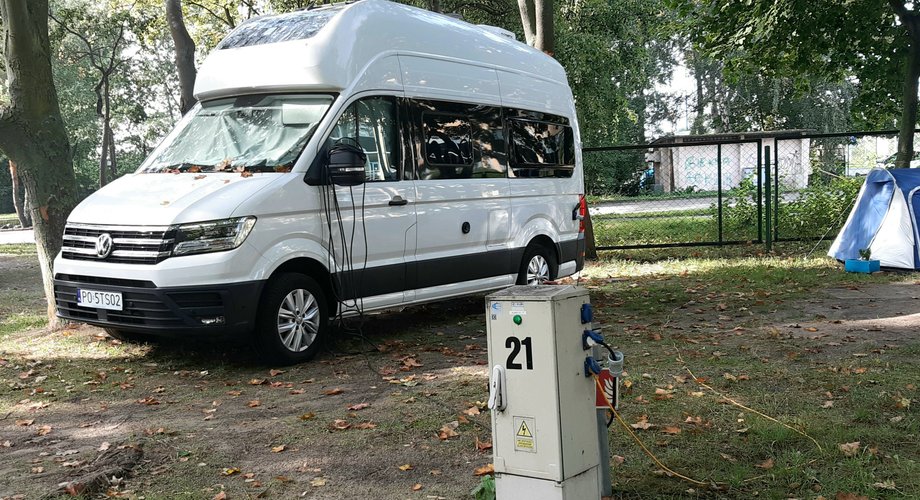 VW Grand California po podłączeniu do prądu umożliwia m.in. korzystanie z pokładowych gniazdek 230V do zasilania laptopa czy drobnego AGD. W czasie korzystania z baterii pokładowej możliwe jest jedynie ładowanie urządzeń za pomocą portów USB. 