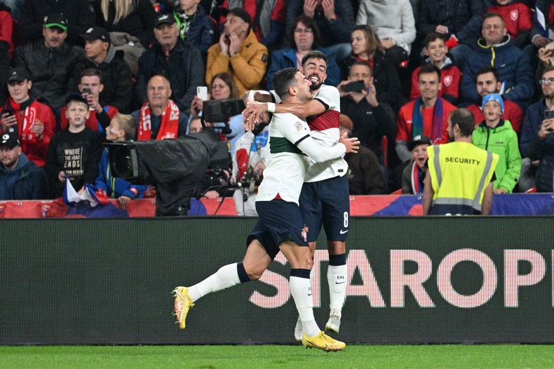 Diogo Dalot (links) feiert mit Bruno Fernandez (rechts) nach seinem Treffer gegen die Tschechische Republik