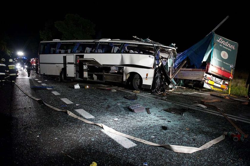 Trzy osoby nie żyją. TIR zderzył się z autobusem! FOTO