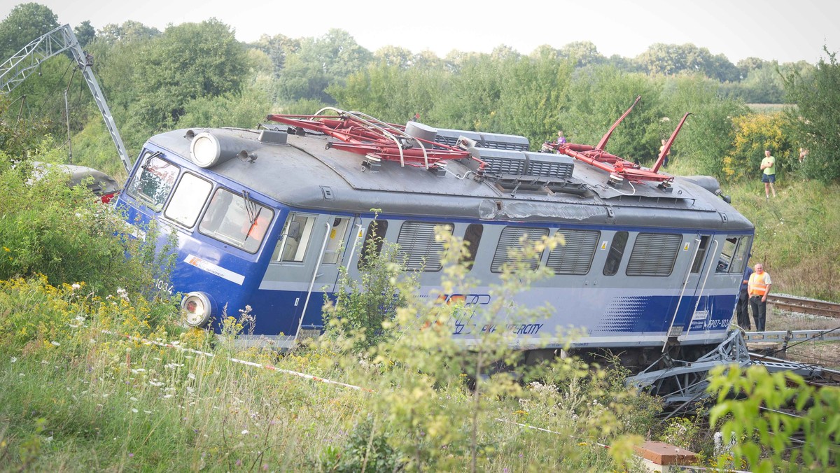 - Do 84 wzrosła liczba poszkodowanych w piątkowej katastrofie pociągu pasażerskiego w miejscowości Baby w Łódzkiem - poinformowano w Wojewódzkim Centrum Zarządzania Kryzysowego Urzędu Wojewódzkiego w Łodzi. W wypadku zginęła jedna osoba. Nie wyklucza się jednak, że pod przewróconym wagonem może być więcej ofiar. Rozpoczęła się akcja podnoszenia wykolejonego wagonu.