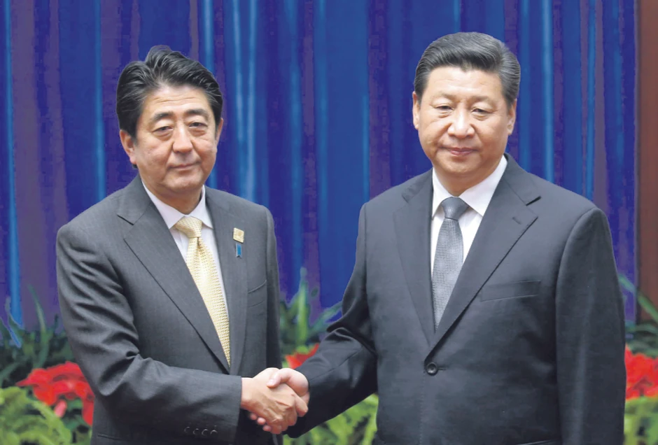 Prvi susret lidera Japana i Kine nakon dve godine označen je kao „istorijski“, ali Šinzo Abe i Si Đinping nisu bili naročito ushićeni.   Premijer Australije Toni Abot pohvalio se činjenicom da njegov japanski kolega nosi čizme australijskog proizvođača.