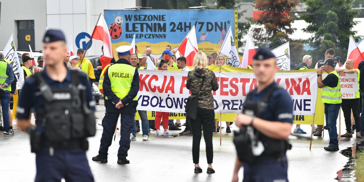 Rolnicy z Agrounii razem z rybakami blokują drogę we Władysławowie, to trasa na Półwysep Helski.