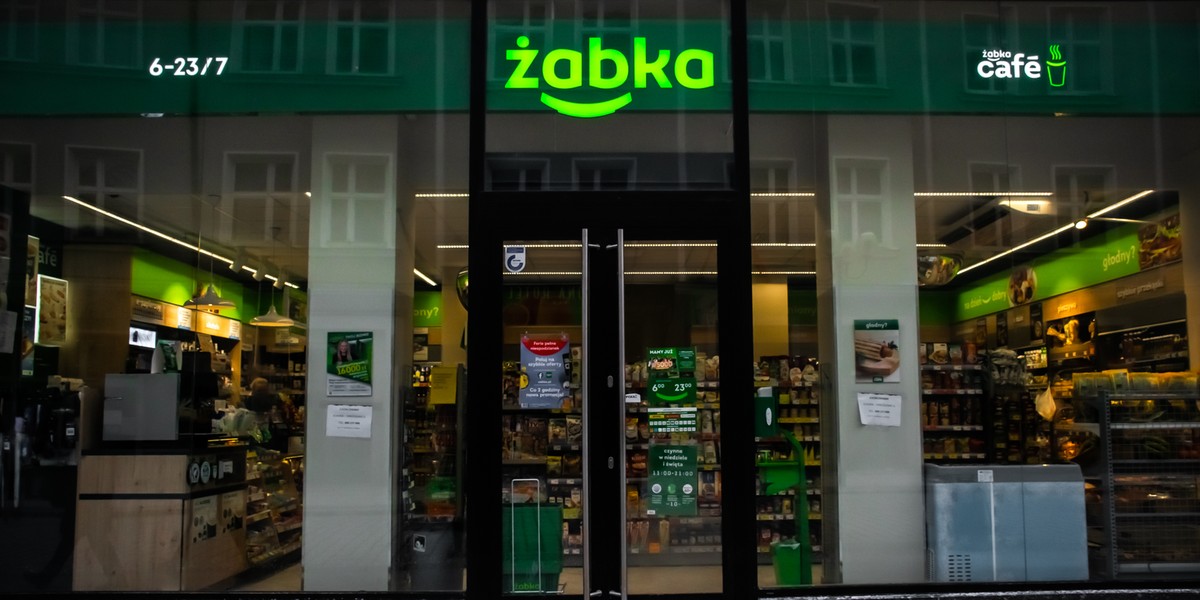 Żabka wprowadza do oferty produkty z robaków. Na razie tylko w zamówieniach internetowych