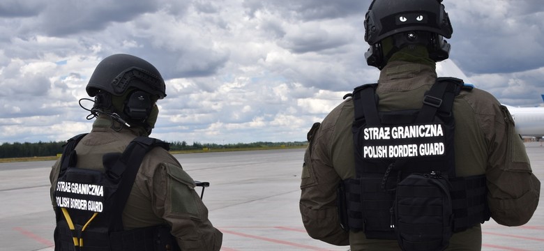 Interwencja "specjalsów" Straży Granicznej na wrocławskim lotnisku. To, co zrobił pasażer, szokuje