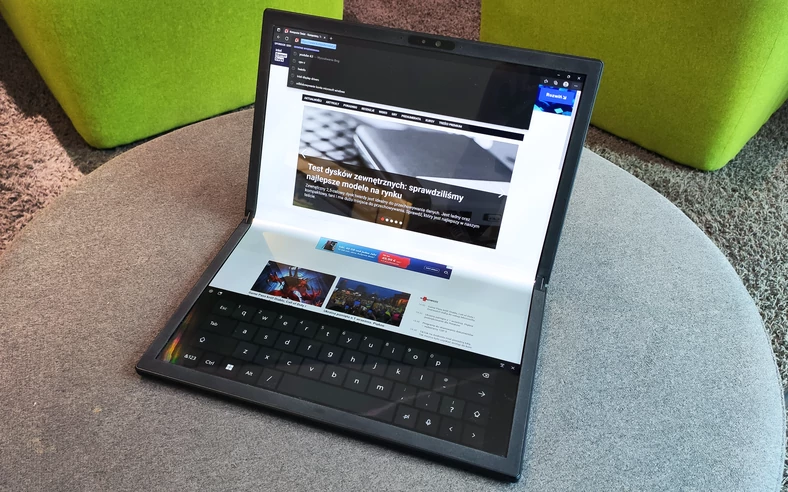 Asus Zenbook 17 Fold OLED (UX9702) w trybie laptopa z klawiaturą ekranową