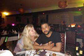 Udala se za 40 GODINA MLAĐEG Hamzu iz Tunisa i jedino joj je žao što u 74. godini ne može da mu RODI DETE: "Imamo aktivan intimni život, jedino mi treba VEŠTAČKI KUK"