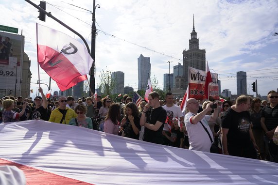 Tłum na rondzie Dmowskiego