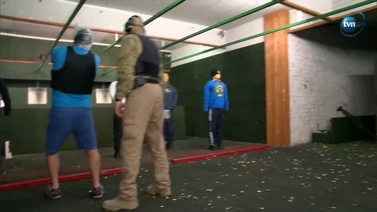 Policjanci ćwiczą strzelanie w foliowych workach na głowie