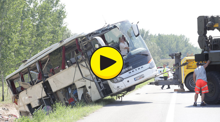 Hosszadalmas művelet volt a busz kiemelése / Fotó: Grnák László