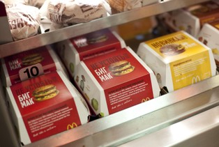 McDonald’s zapłaci więcej, zatrudni mniej