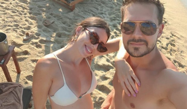 Miloš Biković sa suprugom na plaži