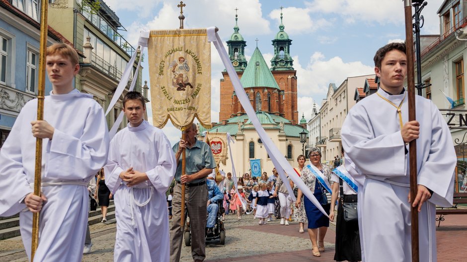 Procesja po mszy w archikatedrze gnieźnieńskiej