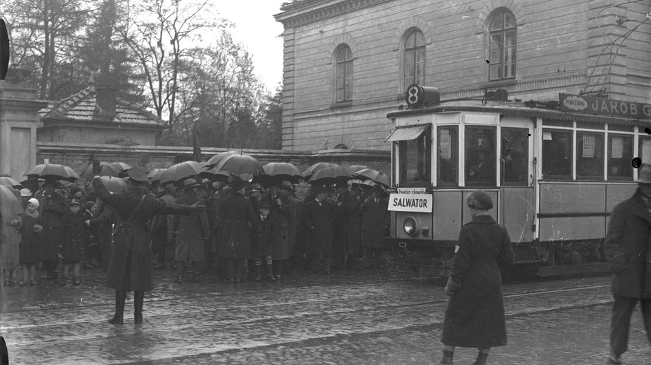 Tramwaj linii “8” obok Cmentarza Rakowickiego w Krakowie. Prawdopodobnie 1934 r. Źródło: Narodowe Archiwum Cyfrowe.