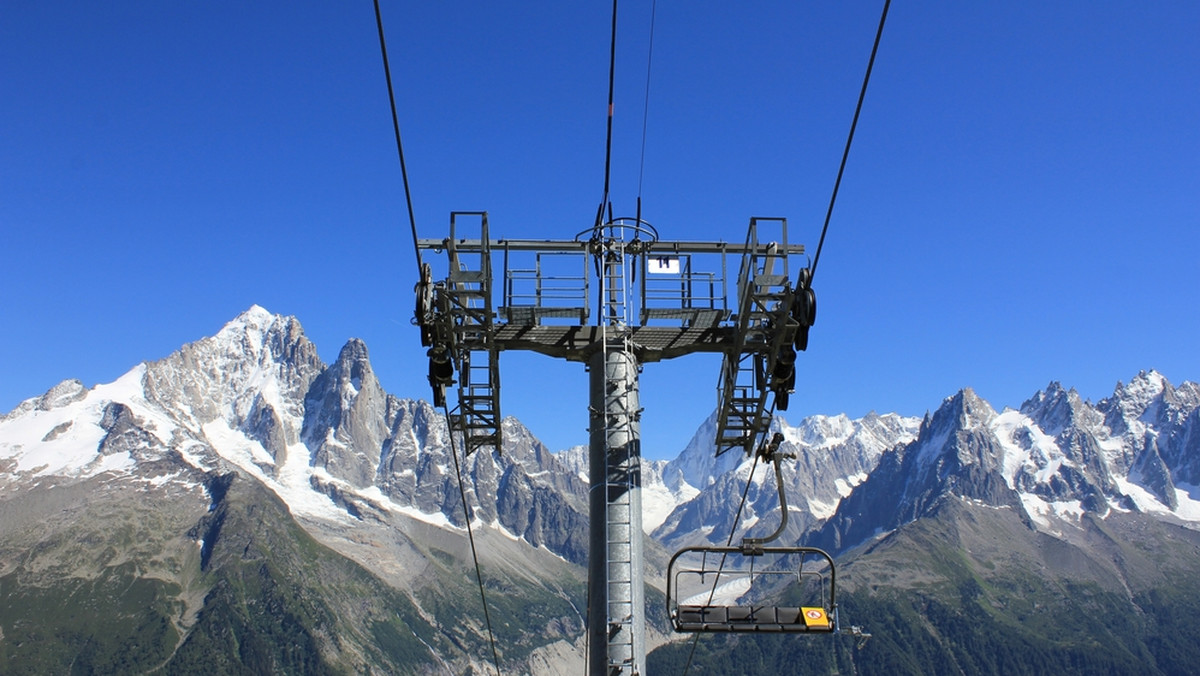 Chamonix oferuje jedne z najlepszych terenów na świecie do uprawiania narciarstwa poza trasami. To także znakomite miejsce na kurs jazdy na nartach w głębokim śnieżnym puchu.