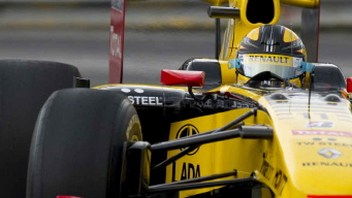 Bardzo dobrze spisał się Robert Kubica na pierwszym treningu przed niedzielnym wyścigiem o Grand Prix Wielkiej Brytanii na torze Silverstone Circuit. Polski kierowca Renault został sklasyfikowany na trzecim miejscu. Najszybszy okazał się Sebastian Vettel z Red Bulla, który wręcz znokautował konkurencję.