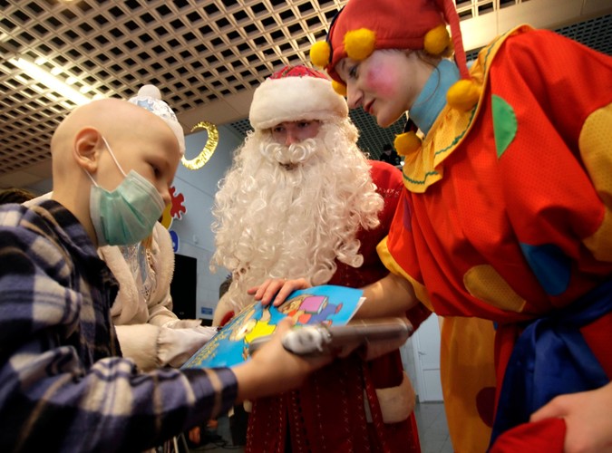 Chwila radości w przepełnionych badaniami i nieprzyjemnym leczeniem życiu małych pacjentów Białoruskiego Centrum Badań Onkologii Dziecięcej i Hematologii, dzieci zmagających się z nowotworem