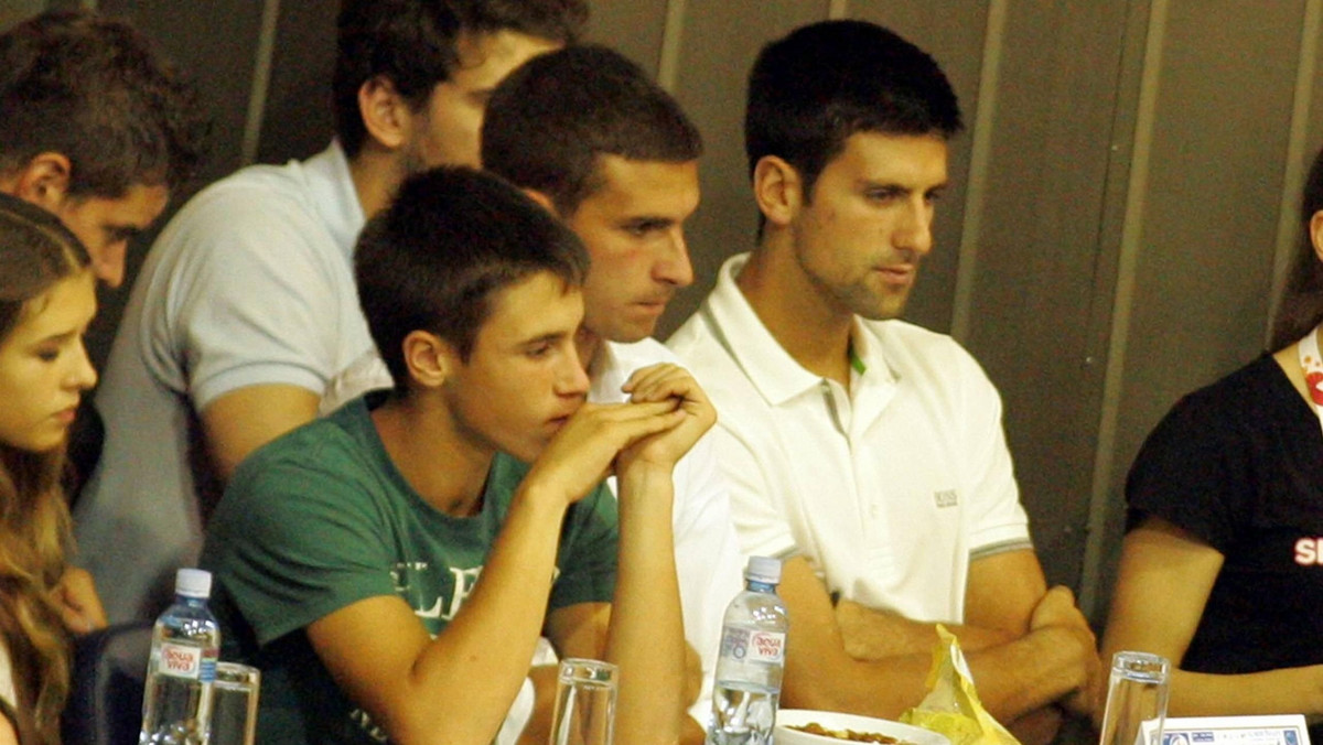 Młodszy brat Novaka Djordje Djoković w 1. rundzie kwalifikacji do turnieju w Pekinie przegrał z 62. na świecie Simone Bolellim 0:6, 4:6. Djoković junior nie ma takiego talentu jak "Nole", ale czerpie pełnymi garściami z jego popularności.