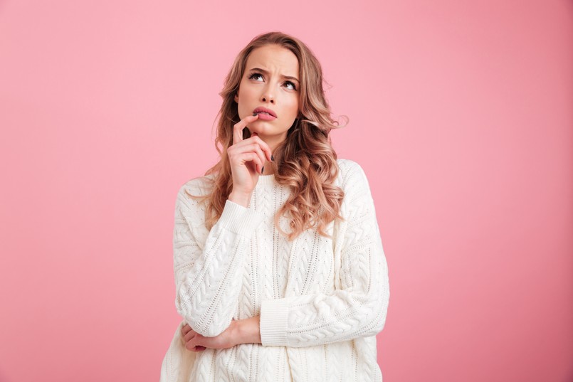 Kobieta zastanawia się