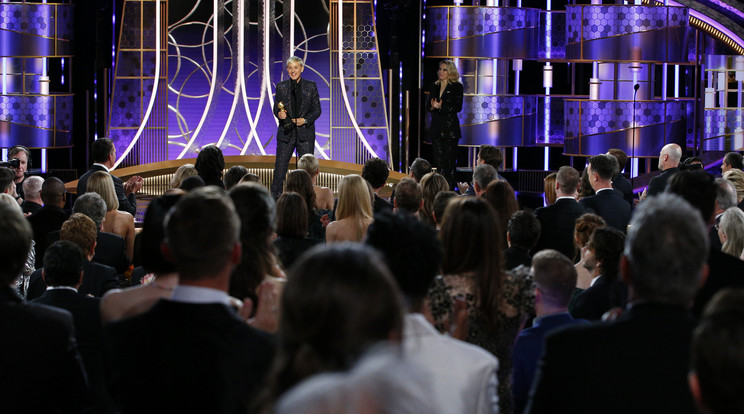 Ellen DeGeneres amerikai televíziós műsorvezető átveszi a televíziós pályafutását elismerő Carol Burnett-díjat Kate McKinnon amerikai színésznőtől. /Fotó: MTI/AP/NBC/Paul Drinkwater