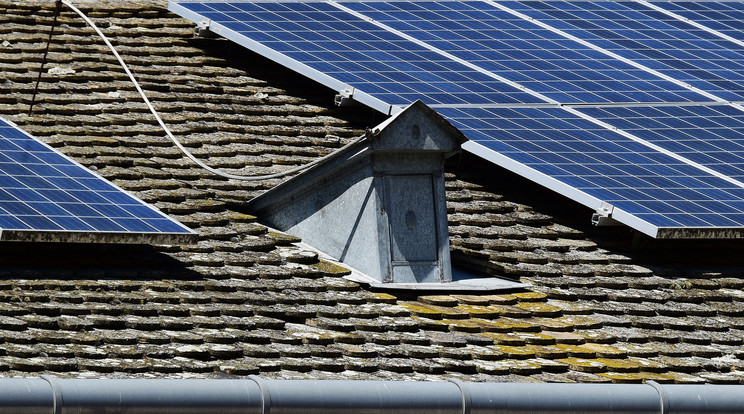Épülő napelemek egy lakóház tetőszerkezetén/FOTÓ: MTVA/Váli Miklós
