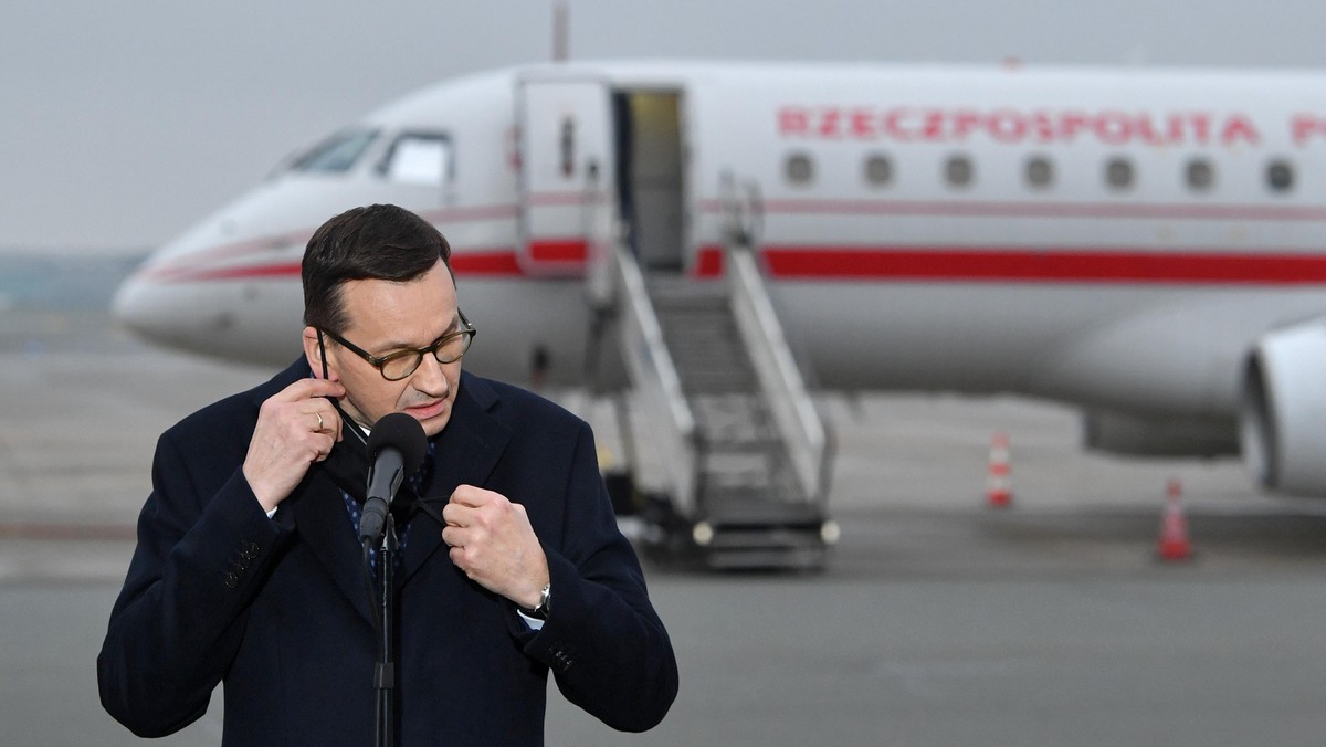 Mateusz Morawiecki po powrocie ze szczytu UE, 11 bm. na płycie Lotniska Chopina w Warszawie