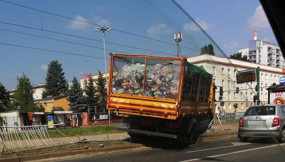 Samochód MPO na przystanku tramwajowym