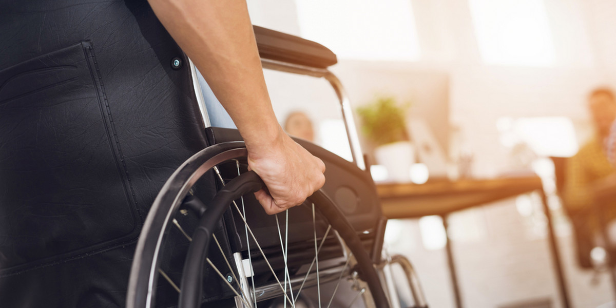 Projekt ws. comiesięcznego dodatku w wysokości 500 zł dla dorosłych niepełnosprawnych przyjęty przez rząd. Wydatki na nowe świadczenie wyniosą w tym roku 0,59 mld zł.