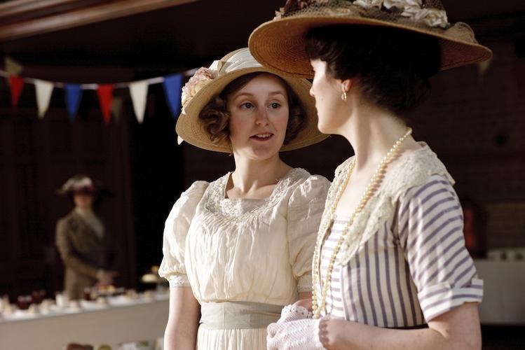 Laura Carmichael i Michelle Dockery w serialu 'Downton Abbey'