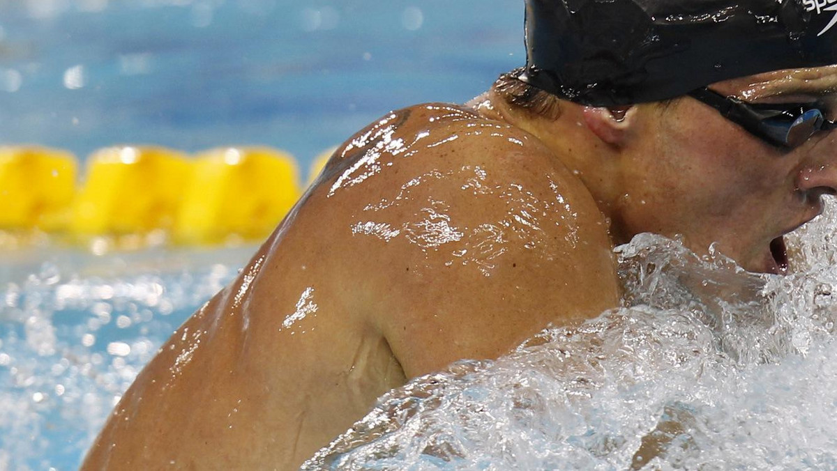 Amerykanin Ryan Lochte (3.55,50) w wyścigu na 400 m stylem zmiennym oraz Rosjanie (6.49,04) w sztafecie 4x200 m kraulem ustanowili nowe rekordy świata drugiego dnia pływackich mistrzostw świata na krótkim basenie, które odbywają się w Dubaju.