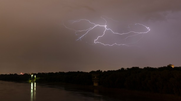 Burze i tornada spowodowały przerwy w dostawach prądu w Teksasie