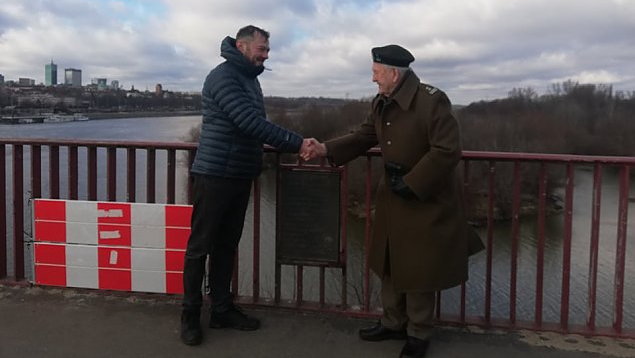 Odnowiona tablica wróciła na warszawski most, źródło: Muzeum Wojska Polskiego