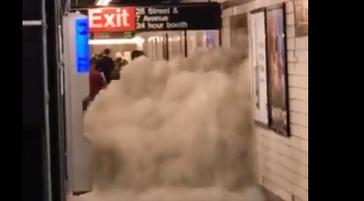 Ömlik be a víz a New York-i metróba