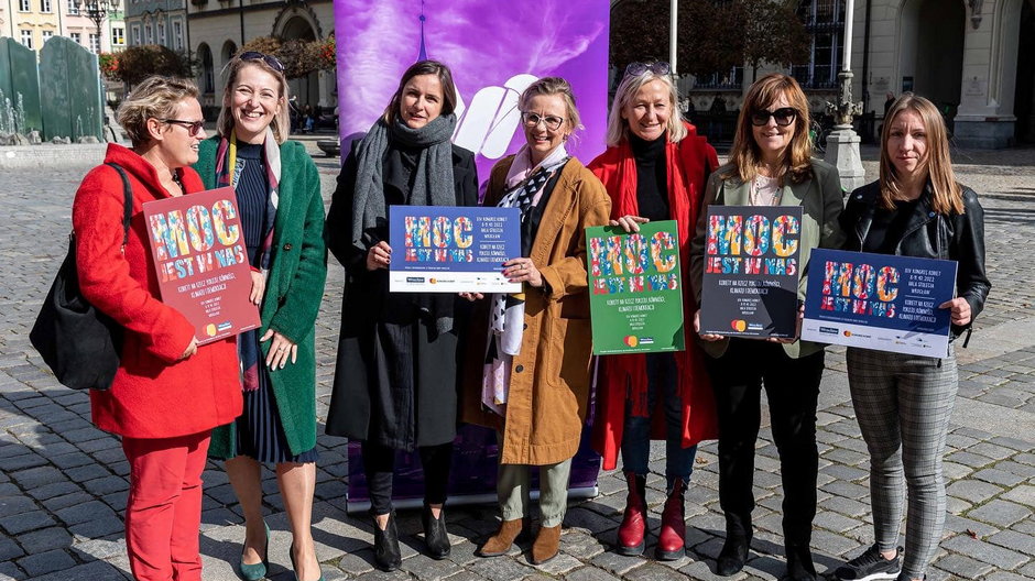 Działaczki i organizatorki Kongresu Kobiet podczas konferencji prasowej na Rynku we Wrocławiu