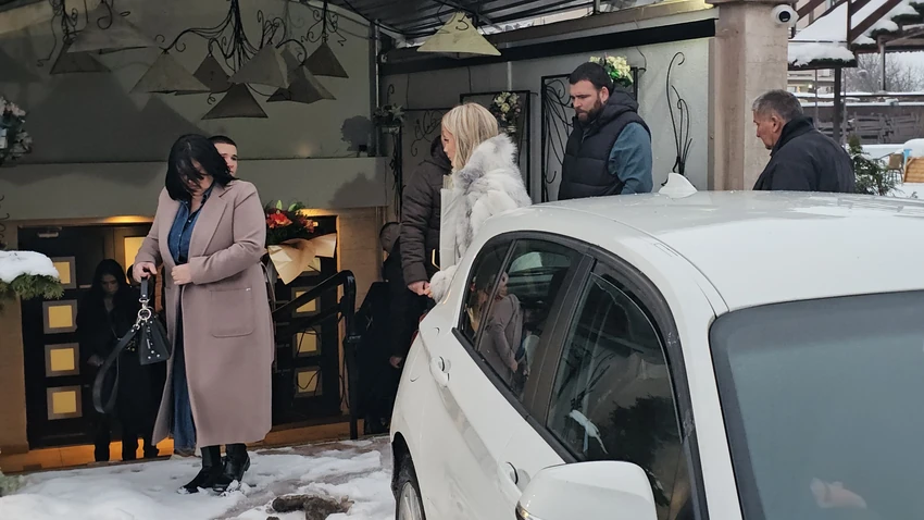 Milica Veličković besna stigla ispred restorana nakon skandala u crkvi sa Terzom