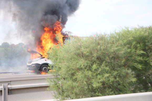 GORI AUTOMOBIL U NOVOM SADU Vatra bukti na sve strane: Vatrogasci se bore sa stihijom (VIDEO)