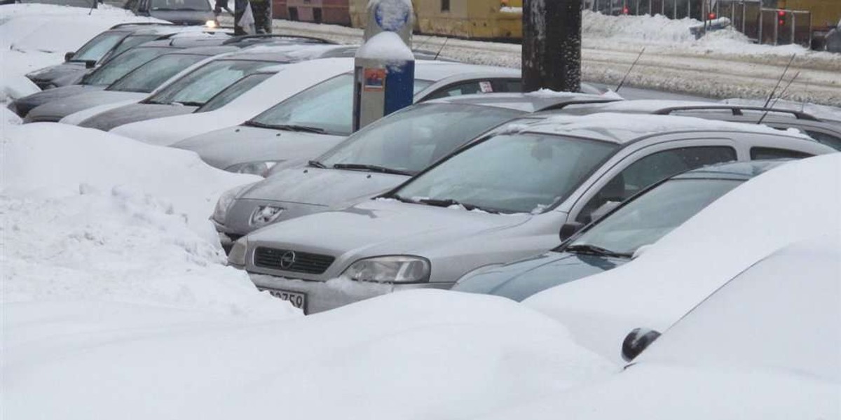 Miasto musi przygotować się na prawdziwy armagedon! Zima nie odpuszcza, ale władze stolicy nadal nie chcą wywieźć zalegającego na chodnikach i parkingach śniegu. Aż strach pomyśleć, co będzie jak to wszystko stopnieje. Jak tak dalej pójdzie ...