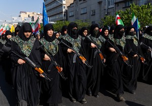 Pripadnice paravojne jedinice Basidž, povezane sa Iranskom revolucionarnom gardom, drže oružje tokom parade provladinih iranskih žena