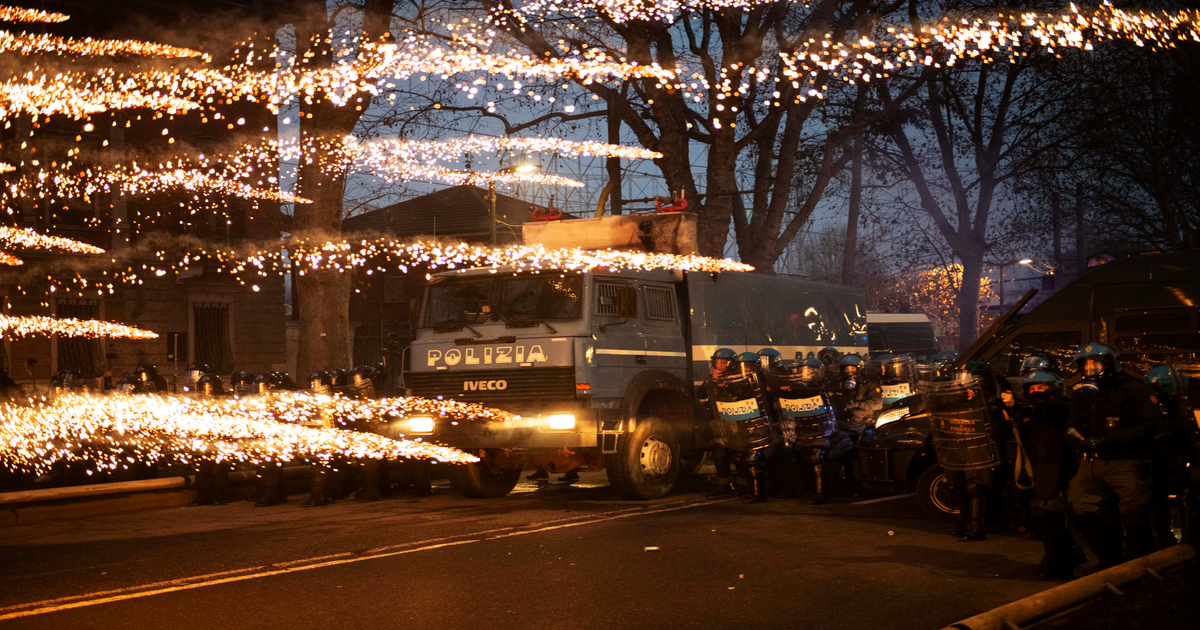 Torino-martellate-contro-poliziotto-camionetta-bruciata-la-troupe-Rai-aggredita