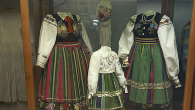 Zabytkowe tkaniny z Muzeum w Łowiczu wypiękniały dzięki konserwacji