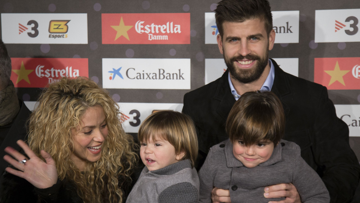 Gerard Pique z Shakirą i dziećmi 2